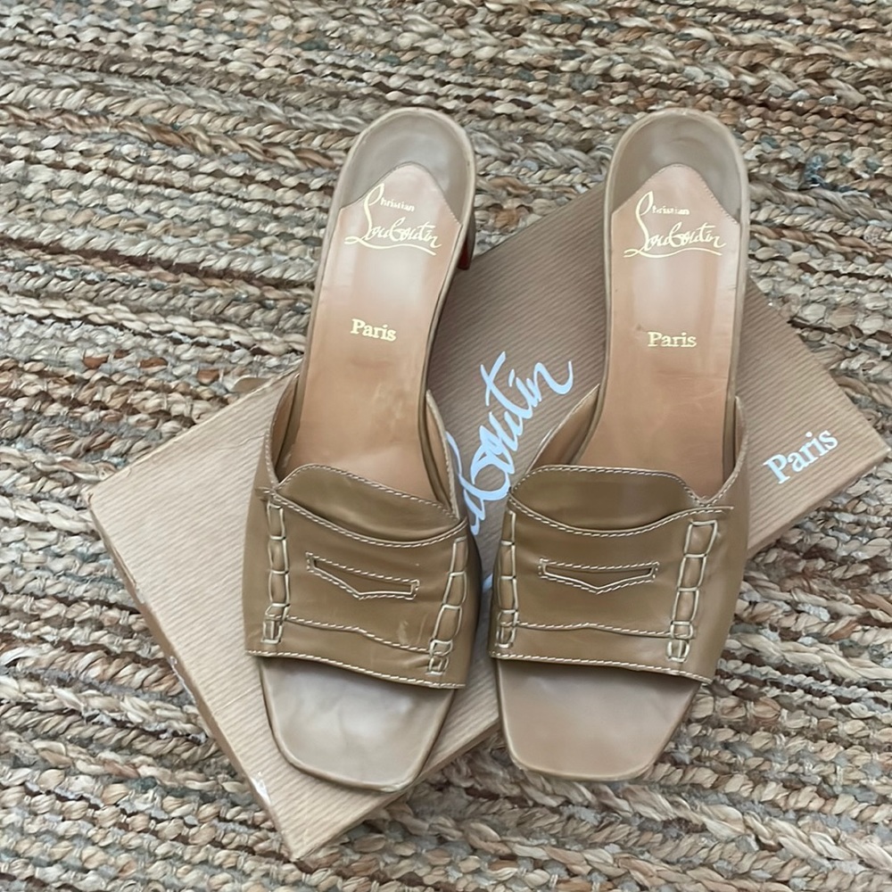 CHRISTIAN LOUBOUTIN kitten heel slides